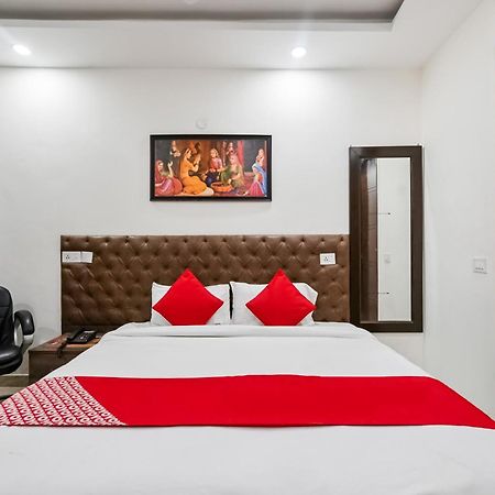 Hotel O Premium Rooms Chhatarpur نيودلهي المظهر الخارجي الصورة