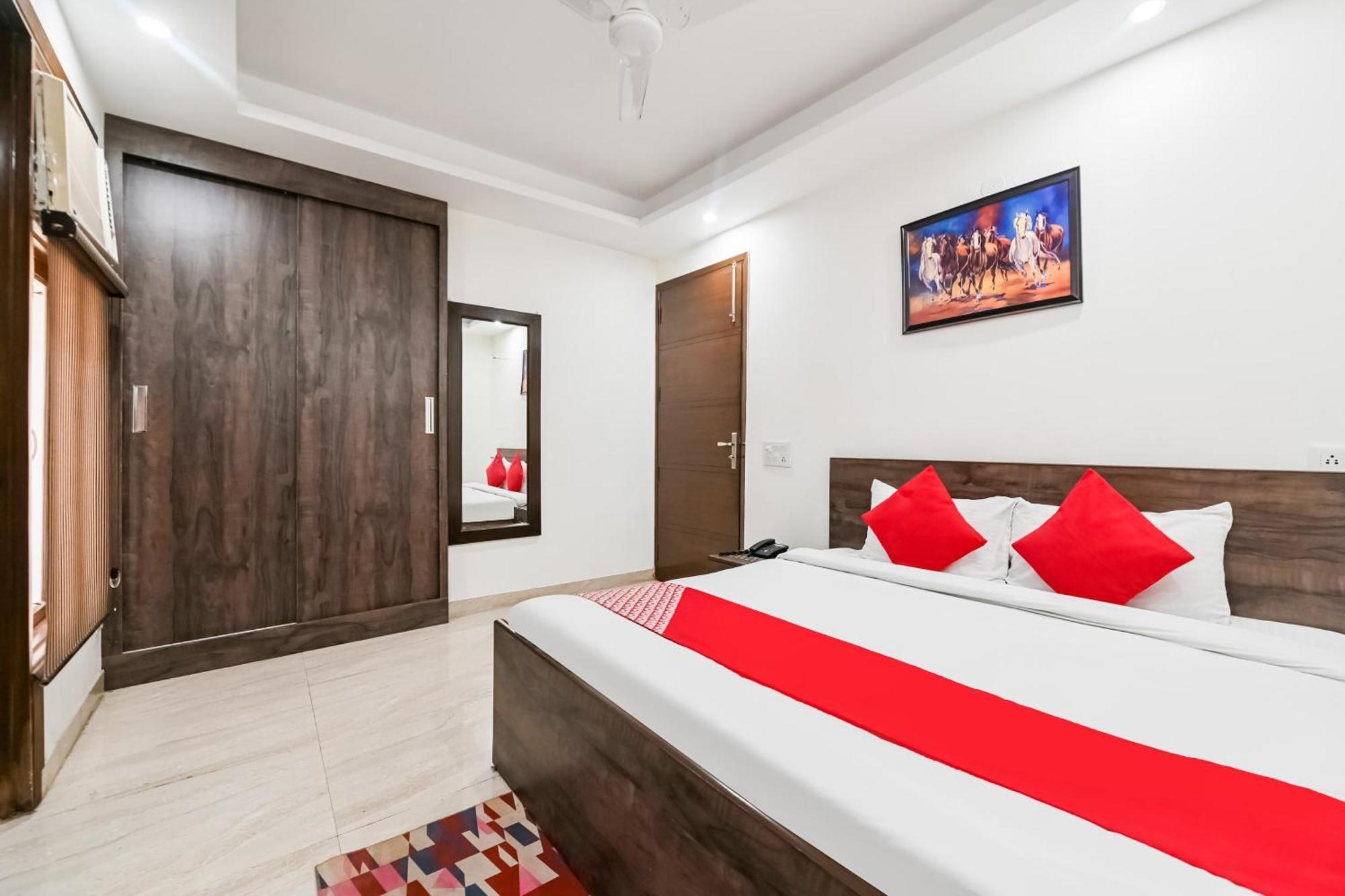 Hotel O Premium Rooms Chhatarpur نيودلهي المظهر الخارجي الصورة