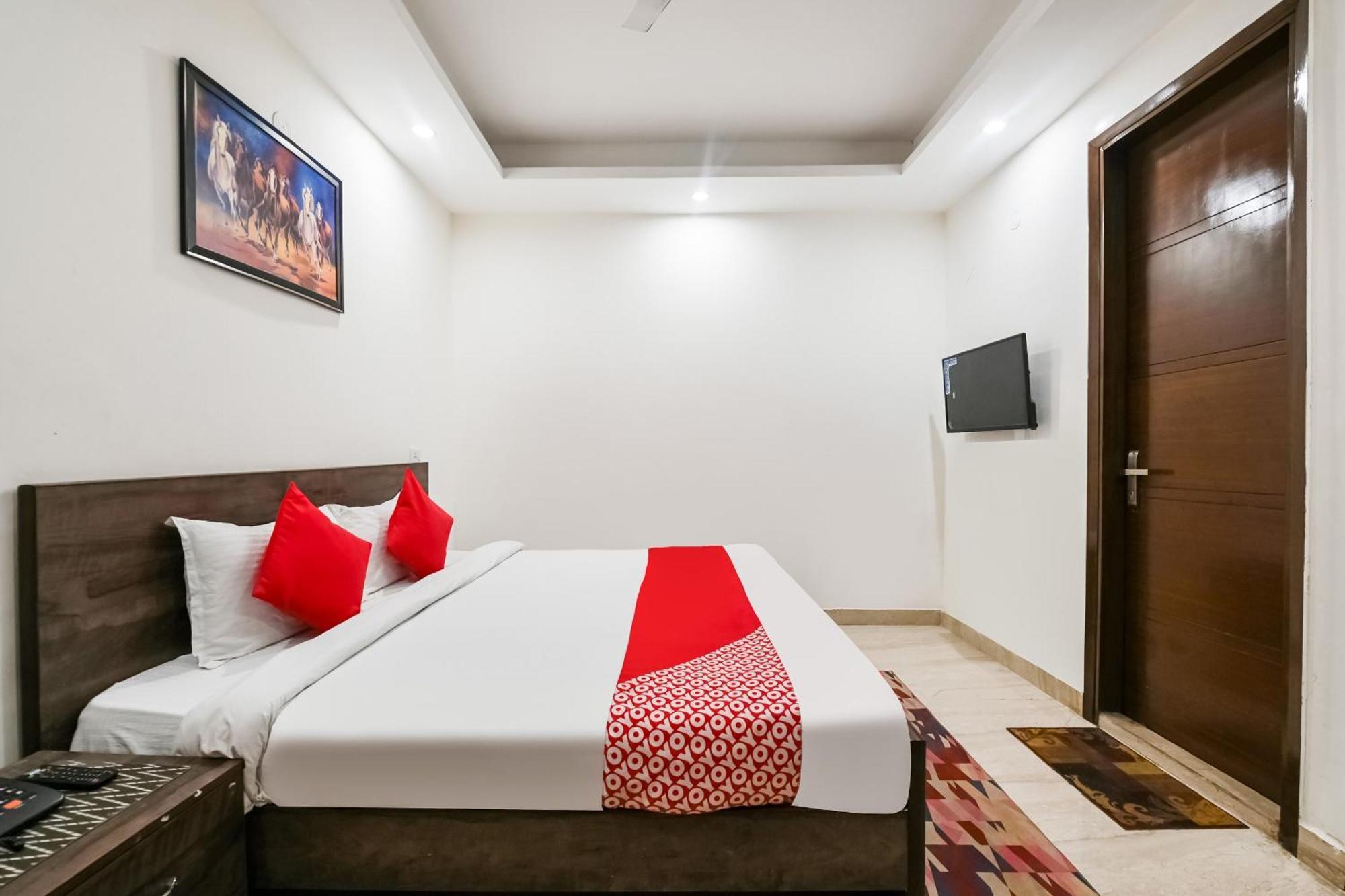 Hotel O Premium Rooms Chhatarpur نيودلهي المظهر الخارجي الصورة