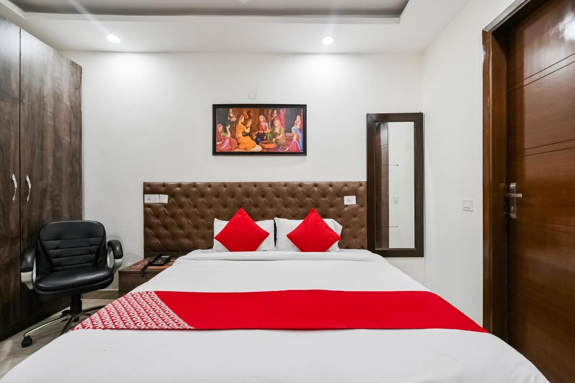 Hotel O Premium Rooms Chhatarpur نيودلهي المظهر الخارجي الصورة